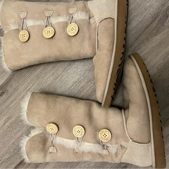 UGG tall Bailey 3 button boots - Picture 2 of 6